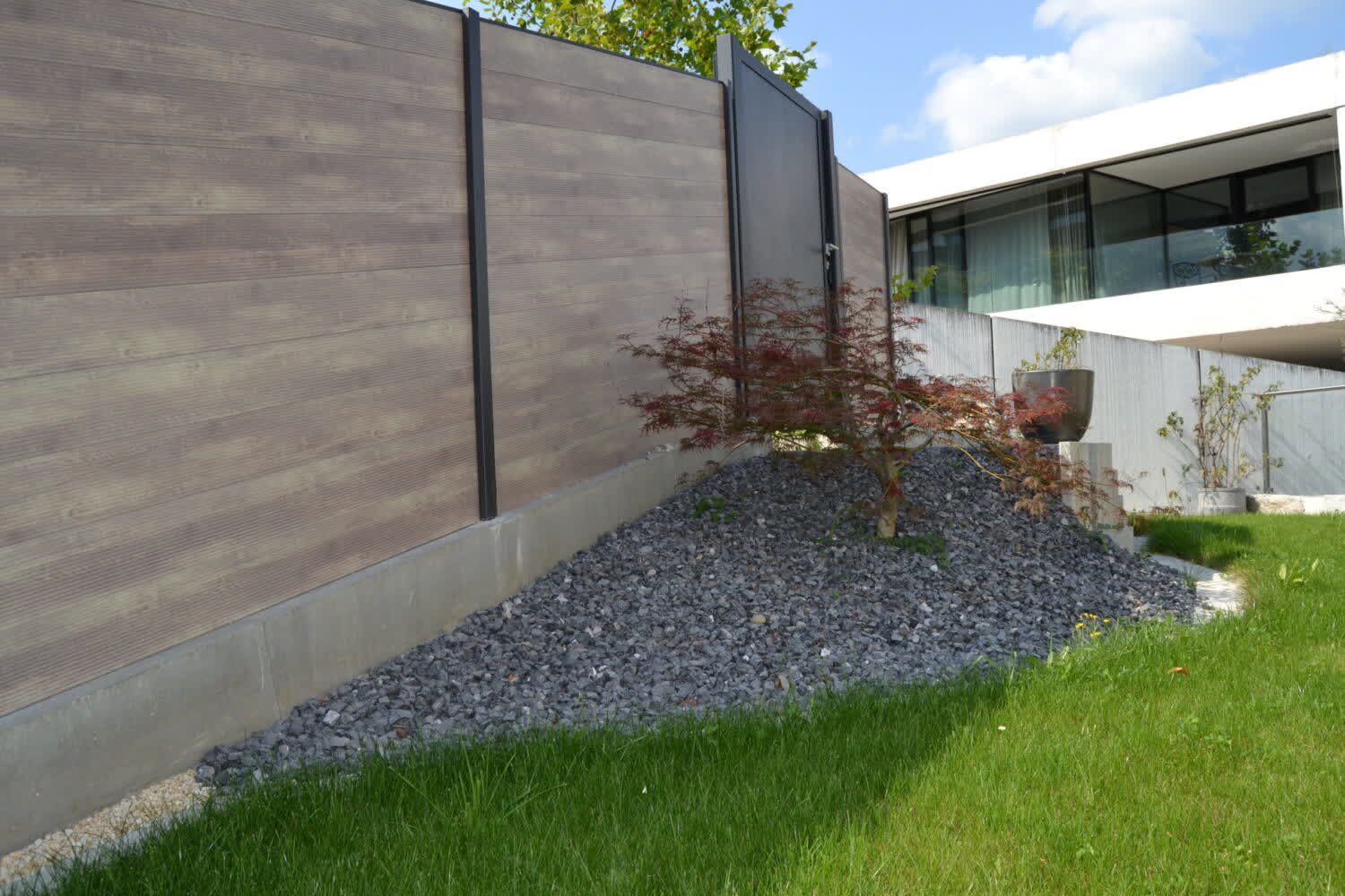Moderner Sichtschutz in Holzoptik in Jona von Tahiri Gartenbau & Unterhalt GmbH