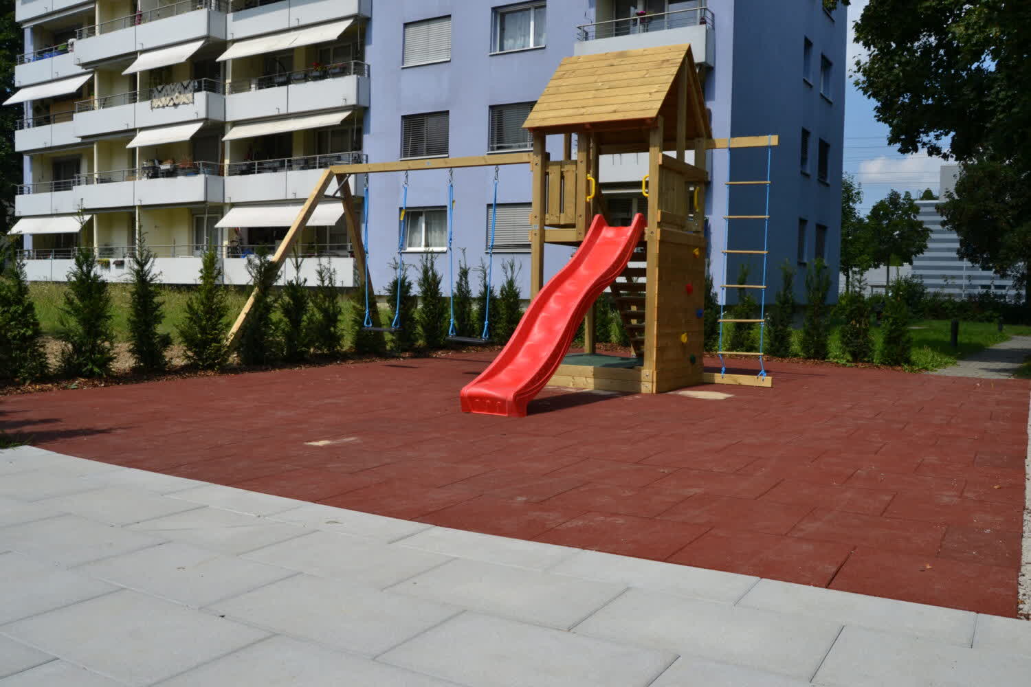 Spielplatz und Grünanlage in Zürich-Schwamendingen