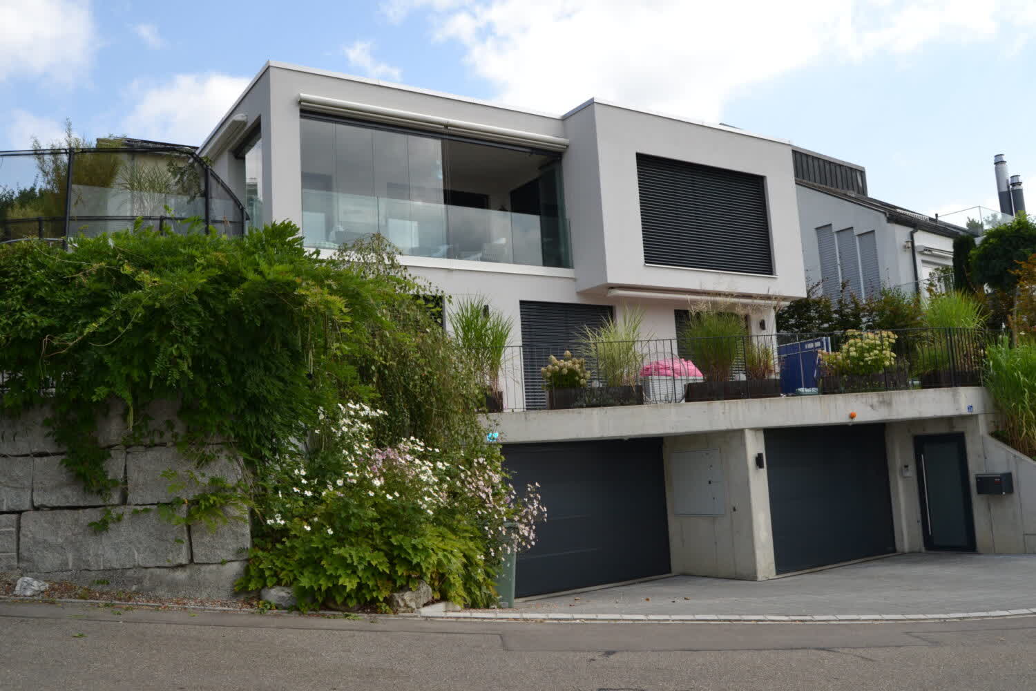 Gesamtansicht der Liegenschaft mit neuer Gartenanlage in Bachenbülach