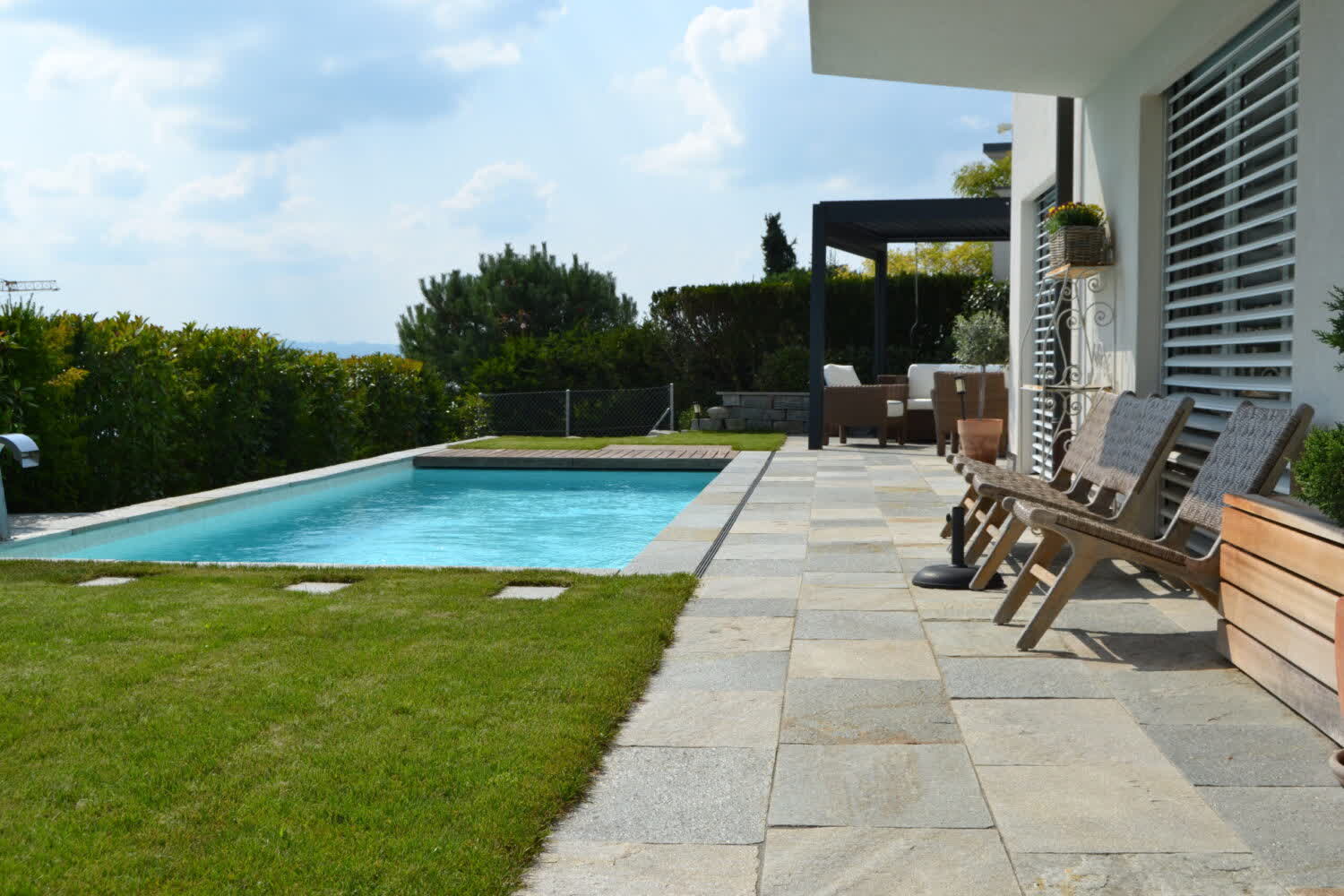Sitzplatz mit Plattenbelag beim Pool in Jona
