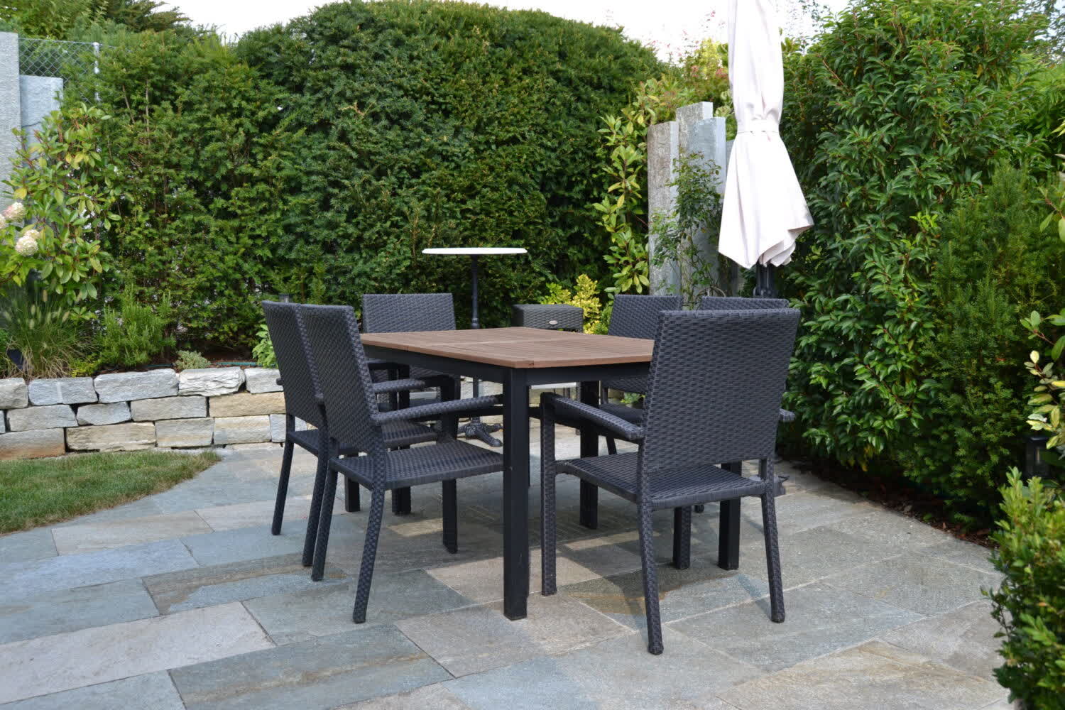 Terrasse mit Sitzgelegenheit am Pool in Jona