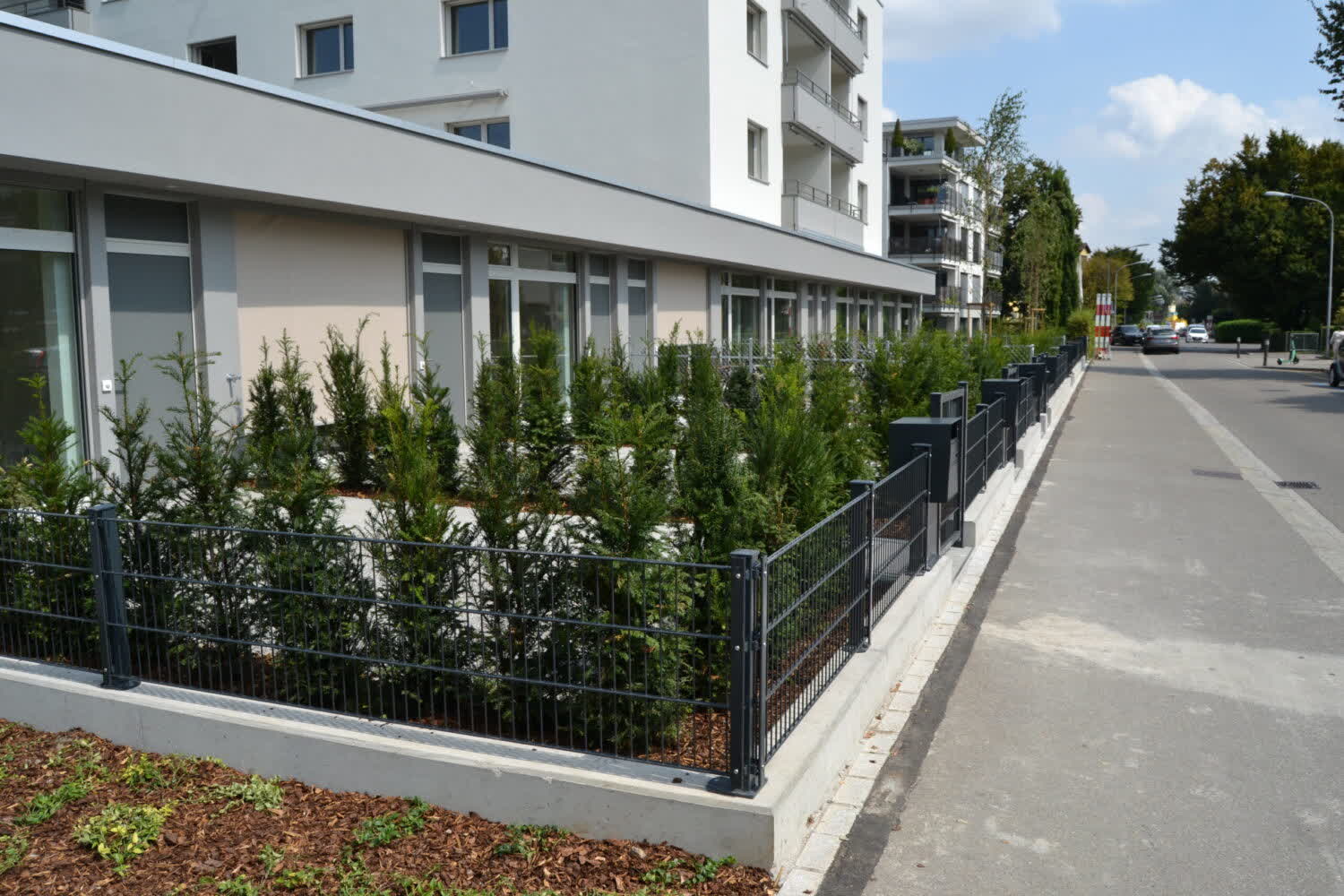Gepflasterter Weg der Wohnüberbauung Schwamendingen