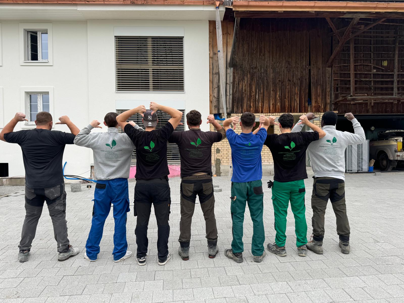 Team von Tahiri Gartenbau & Unterhalt GmbH bei einem Gartenprojekt
