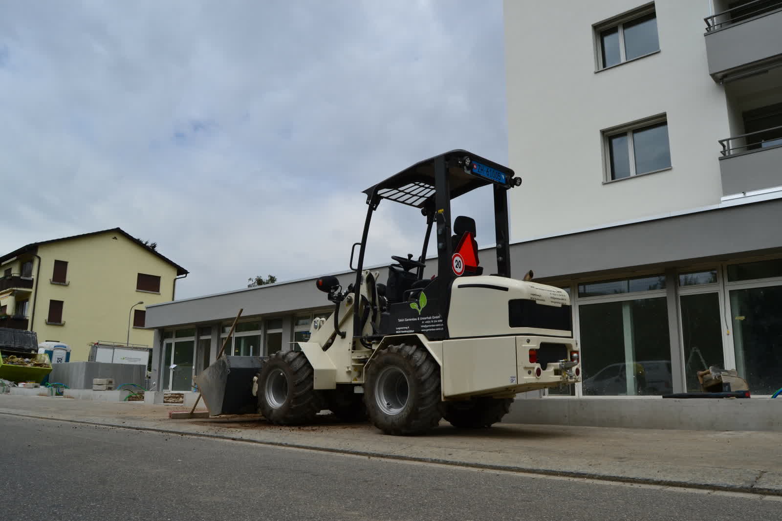 Das Team von Tahiri Gartenbau & Unterhalt GmbH bei der Arbeit in Hombrechtikon