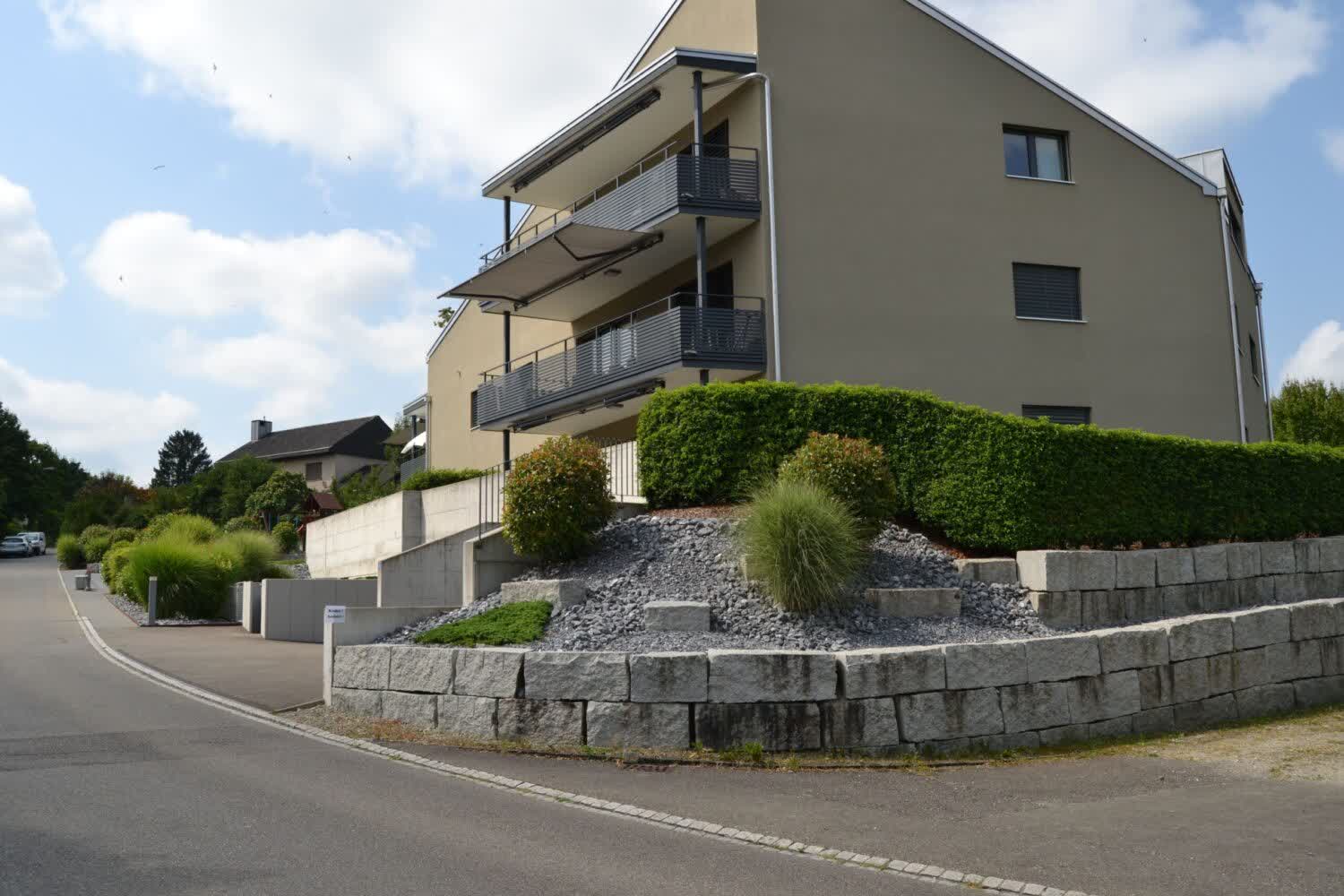 Hauswartung: gepflegte Wege und Zufahrten durch Tahiri Gartenbau & Unterhalt GmbH
