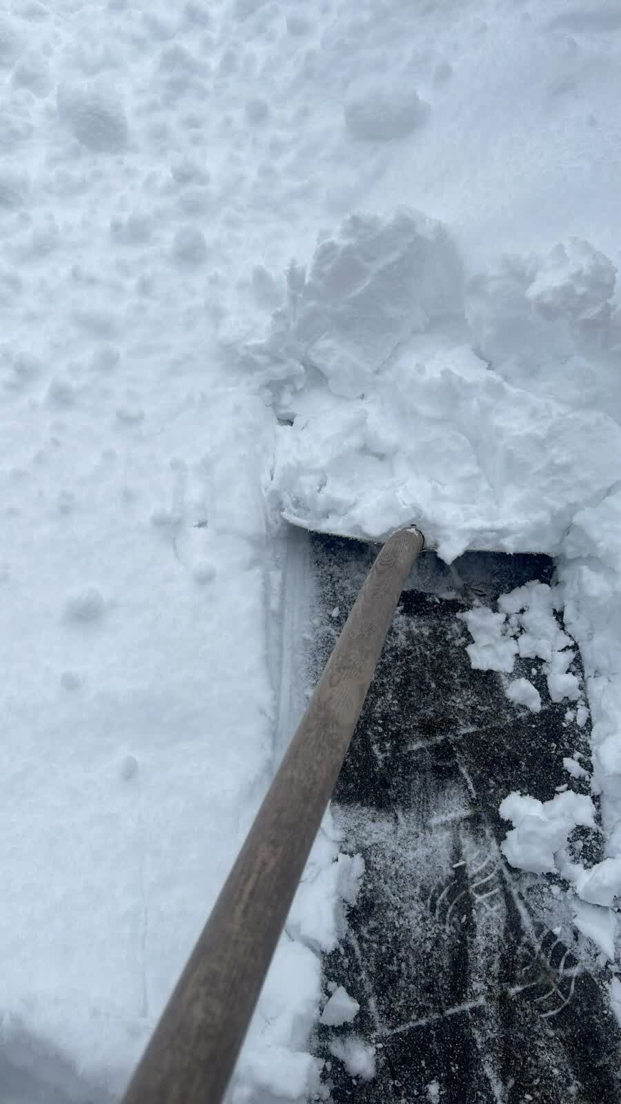 Winterdienst: geräumte und gestreute Wege durch Tahiri Gartenbau & Unterhalt GmbH
