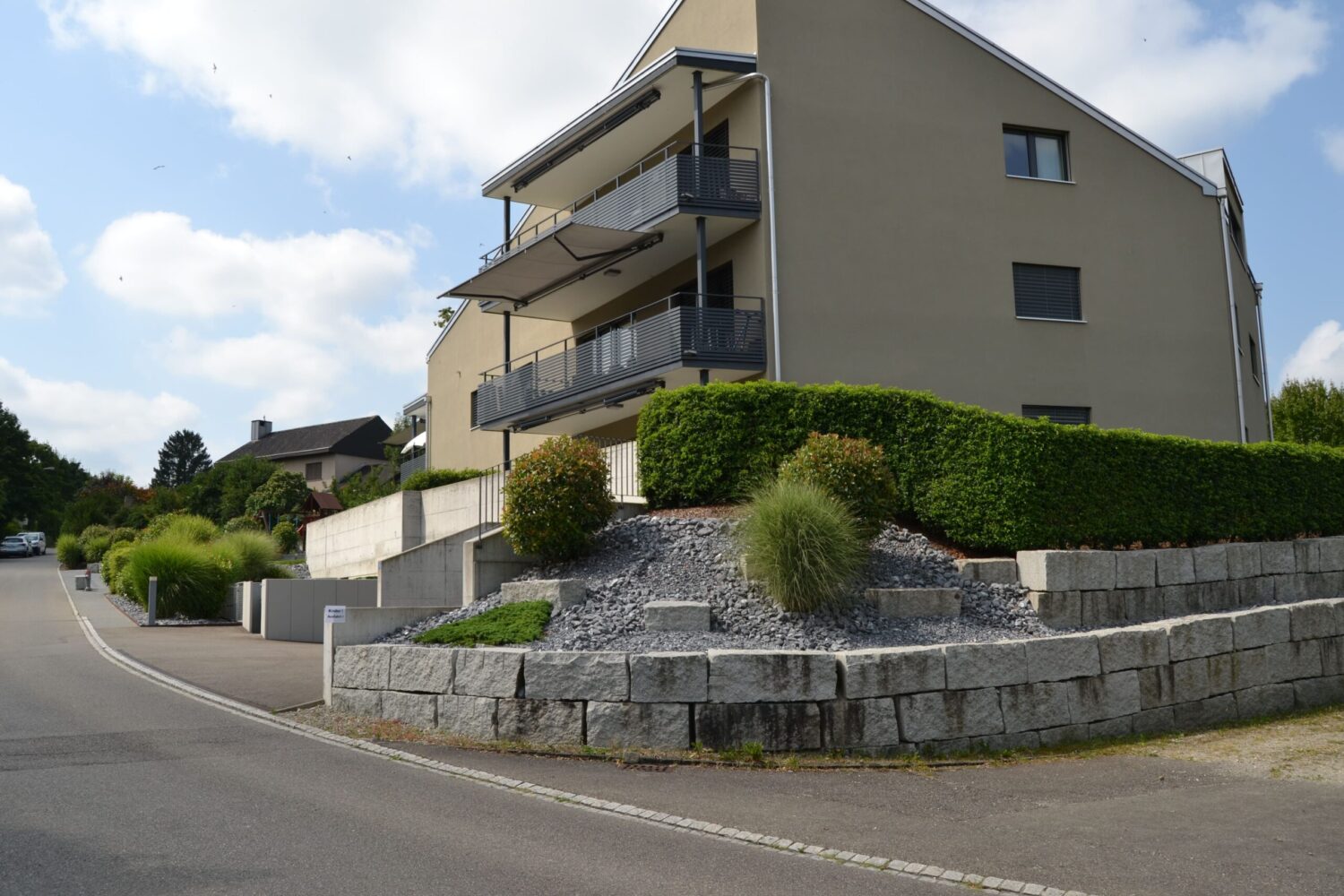 Moderne Umgebungsgestaltung für eine Wohnüberbauung in Hochfelden